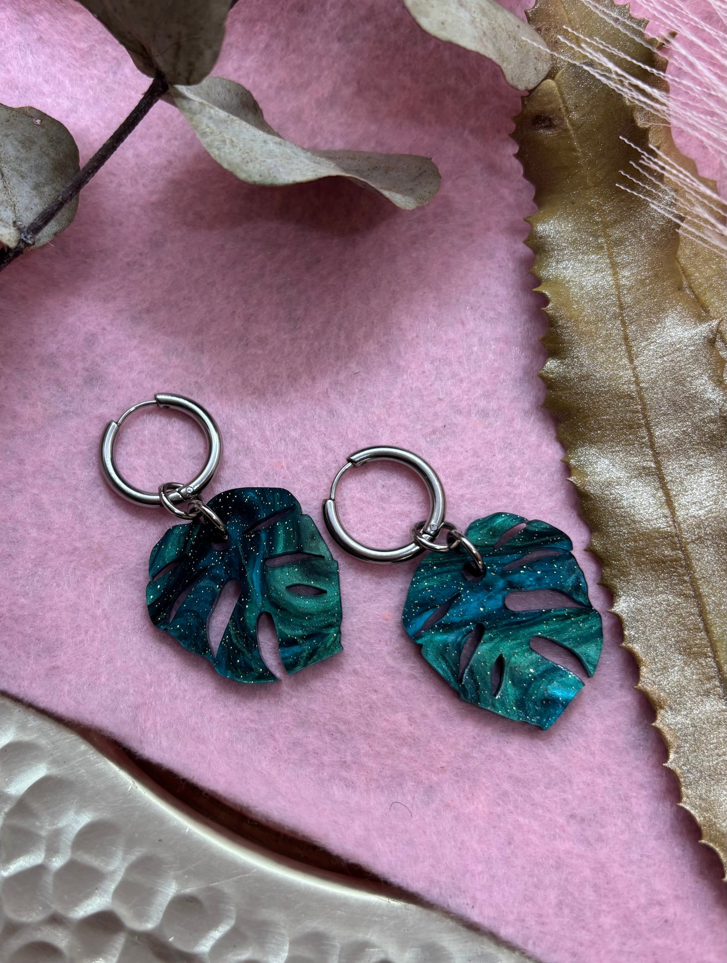 Vera Monstera Teal hoops