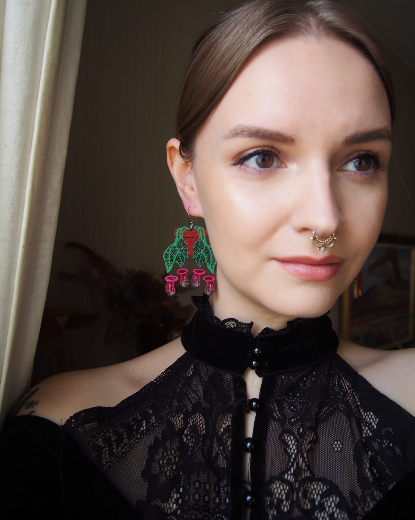 Kannukasvi korvakorut / Nepenthes plant earring