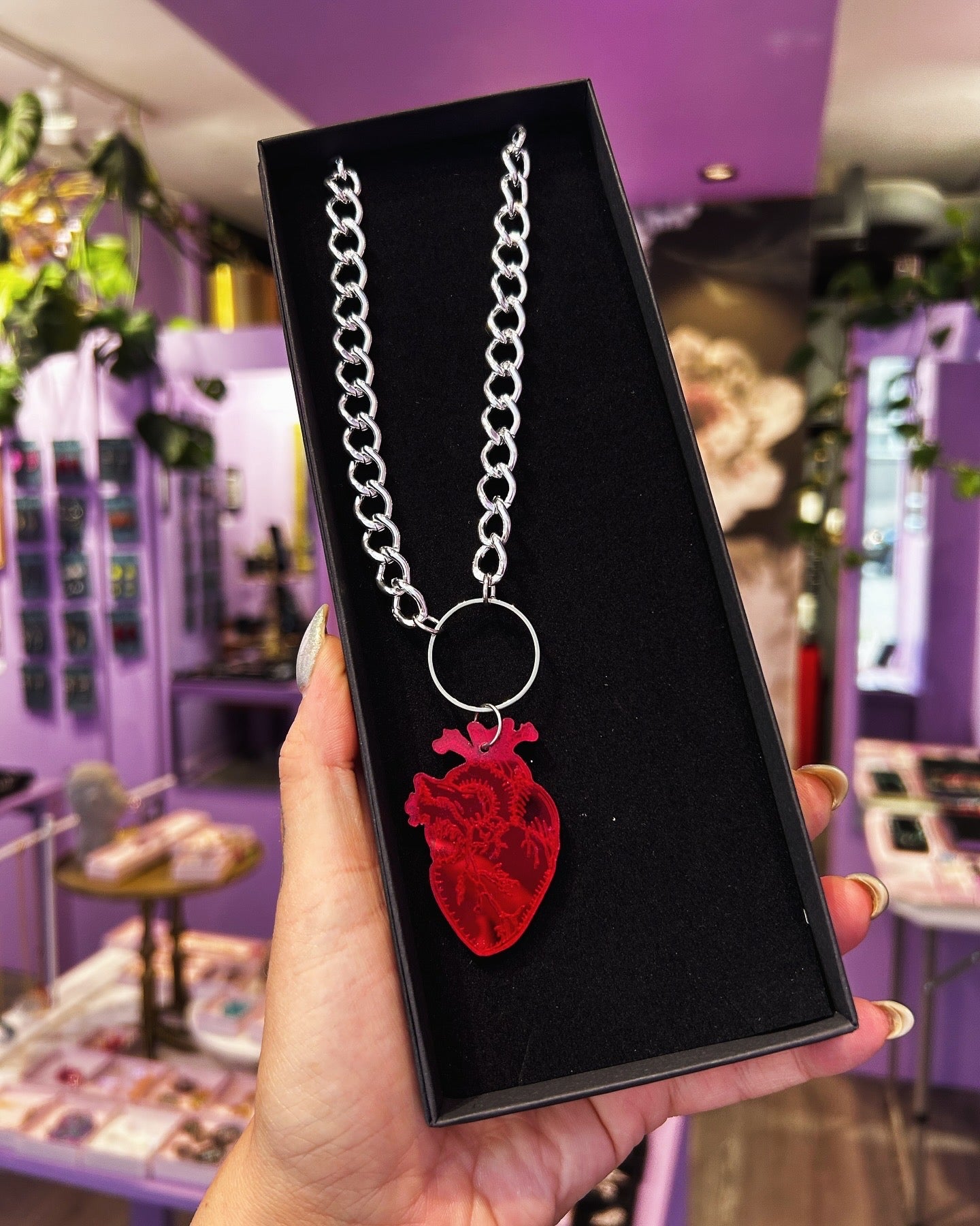 Heart shaped necklace, red Color Mirror