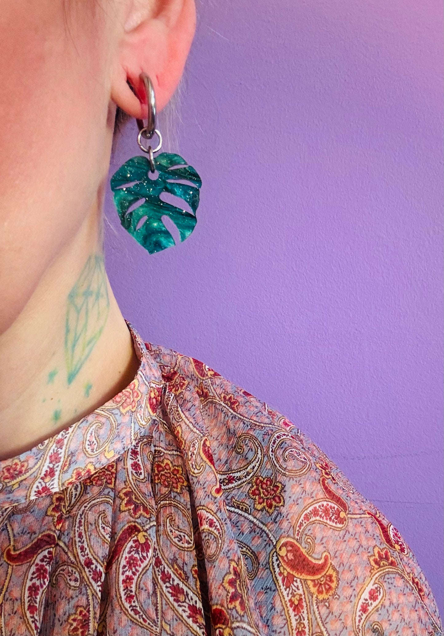 Vera Monstera Teal hoops