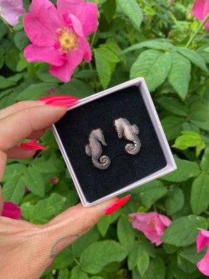 Seahorsie mini rosegold mirror stud earrings